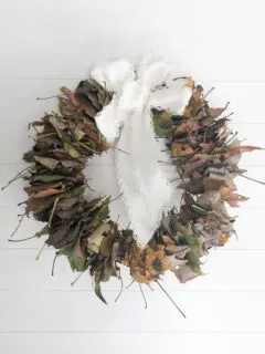 leaves as. a wreath with a bow