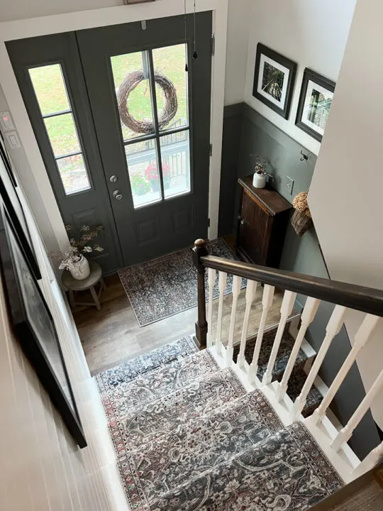 split entry gray with stair runner