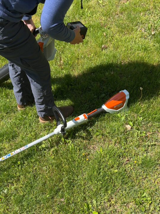 switching battery from trimmer to leaf blower